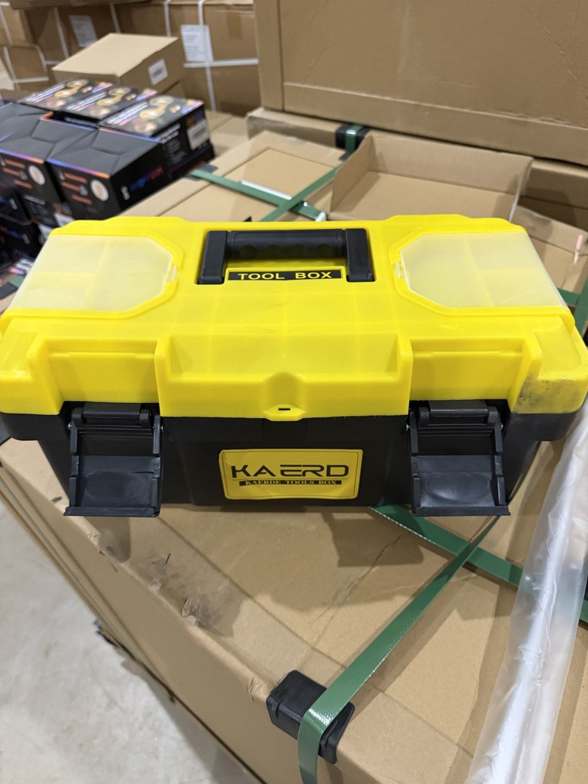 Caixa de ferramentas amarela e preta inclusa no kit