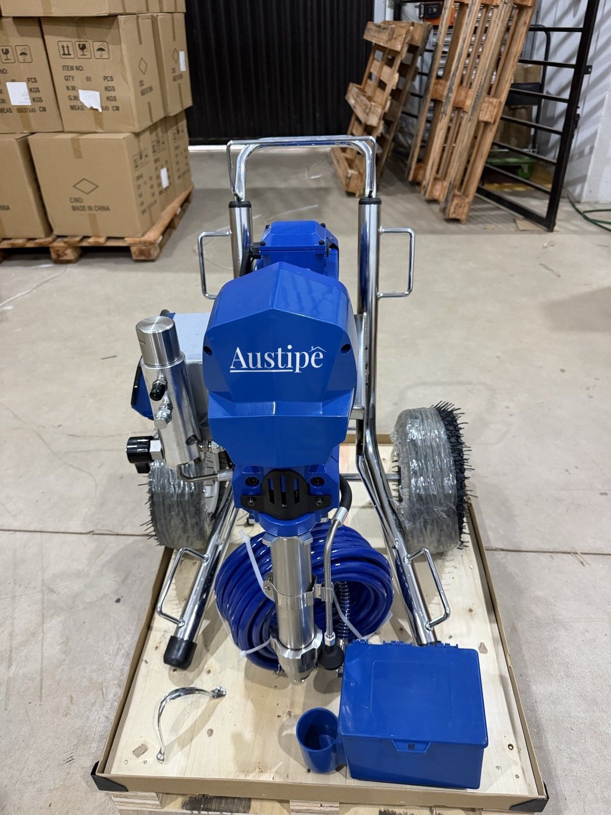 Máquina airless Austipê modelo 8900 vista de frente, com a logo Austipê na carcaça azul